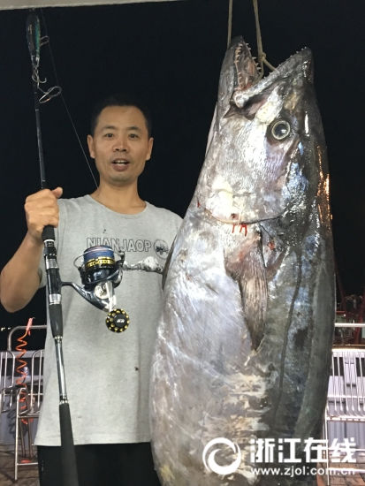 海釣り愛好家が90キロの巨大マグロ釣り上げる　浙江省