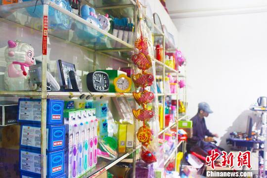 懐かしの中國國産製品勢(shì)ぞろい　西安の昔ながらの雑貨店が人気