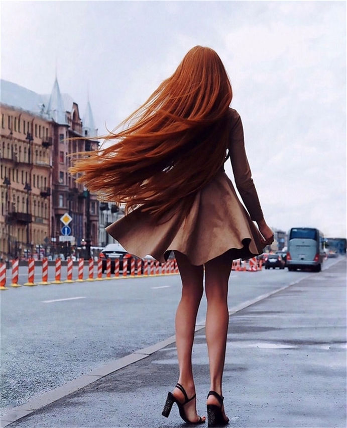 ロシアの「ラプンツェル」、106センチの赤いロングヘアを披露