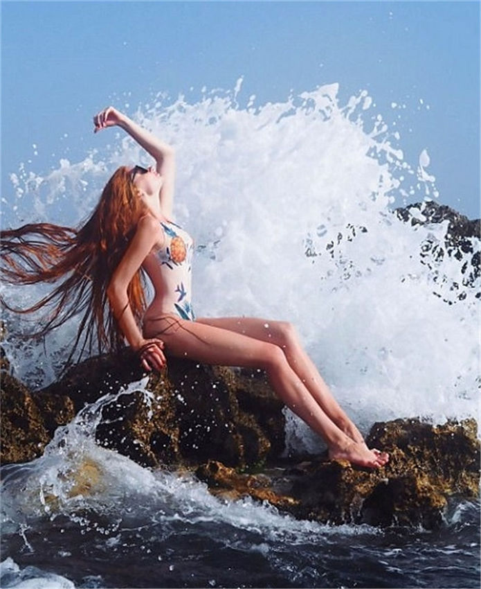 ロシアの「ラプンツェル」、106センチの赤いロングヘアを披露