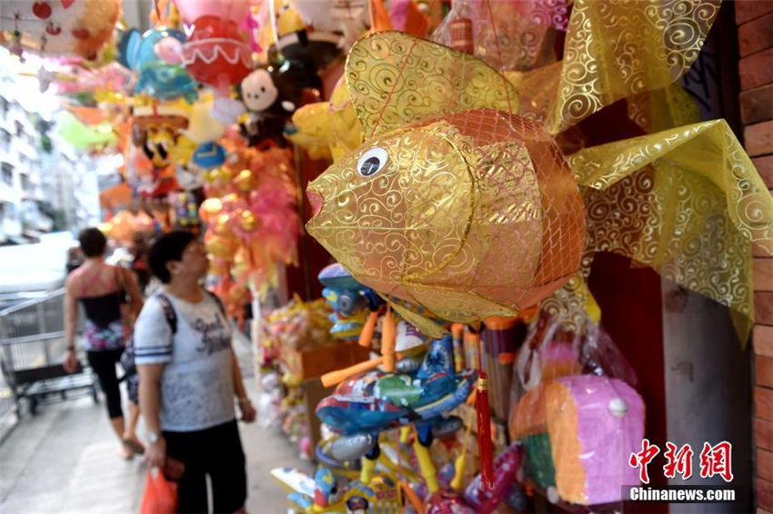 まもなく中秋節(jié)、様々なデザインのランタン店頭に並ぶ 香港地區(qū)