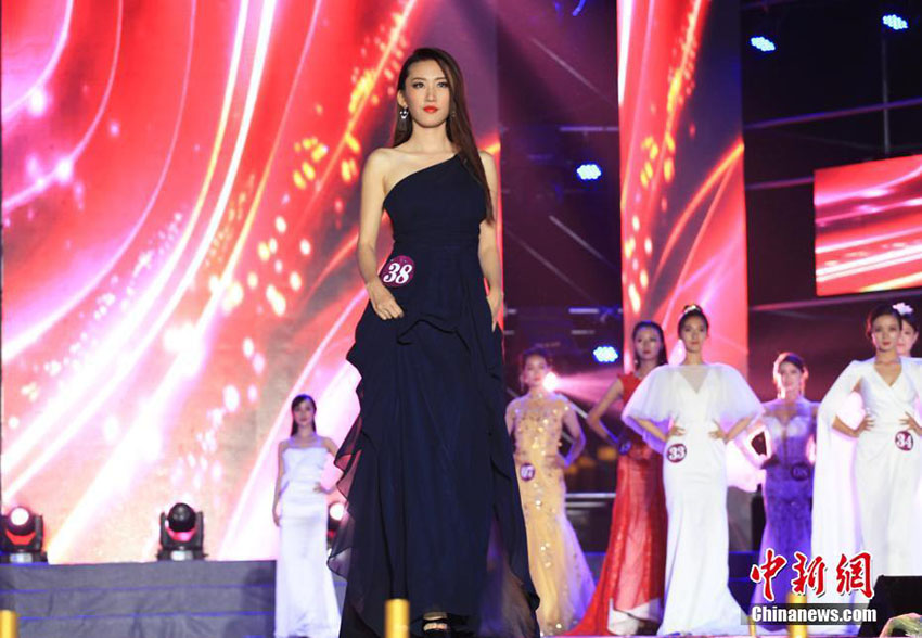 「ミス?ツーリズム」決勝戦　民族衣裝や水著姿を披露する美女たち