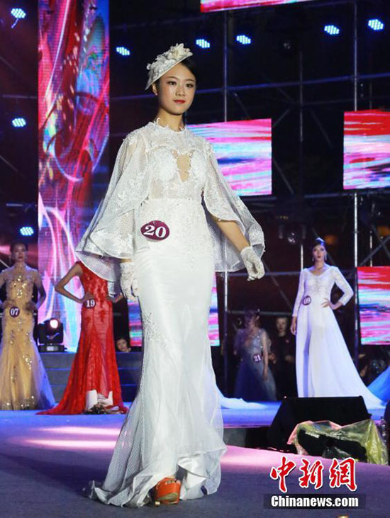 「ミス?ツーリズム」決勝戦　民族衣裝や水著姿を披露する美女たち