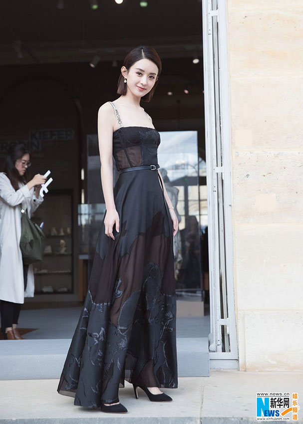 チャオ?リーイン、パリコレに初登場 黒のドレスで優(yōu)雅な女神に変身