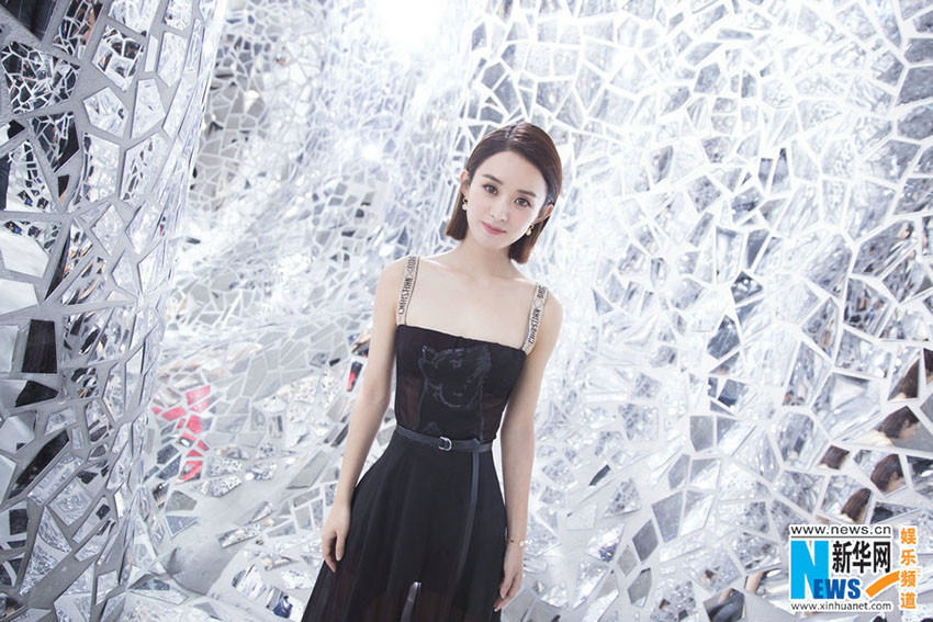 チャオ?リーイン、パリコレに初登場(chǎng) 黒のドレスで優(yōu)雅な女神に変身