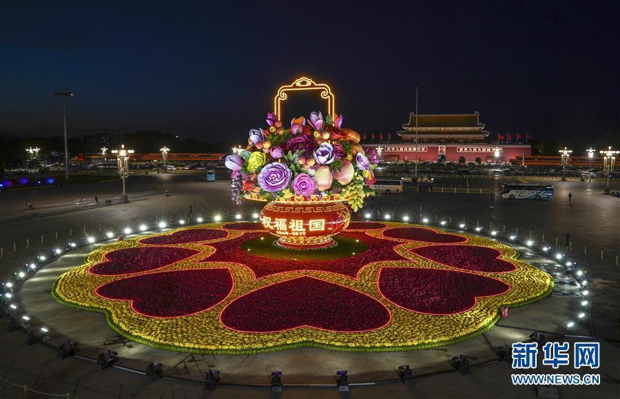 天安門広場で光り輝く巨大な花かご
