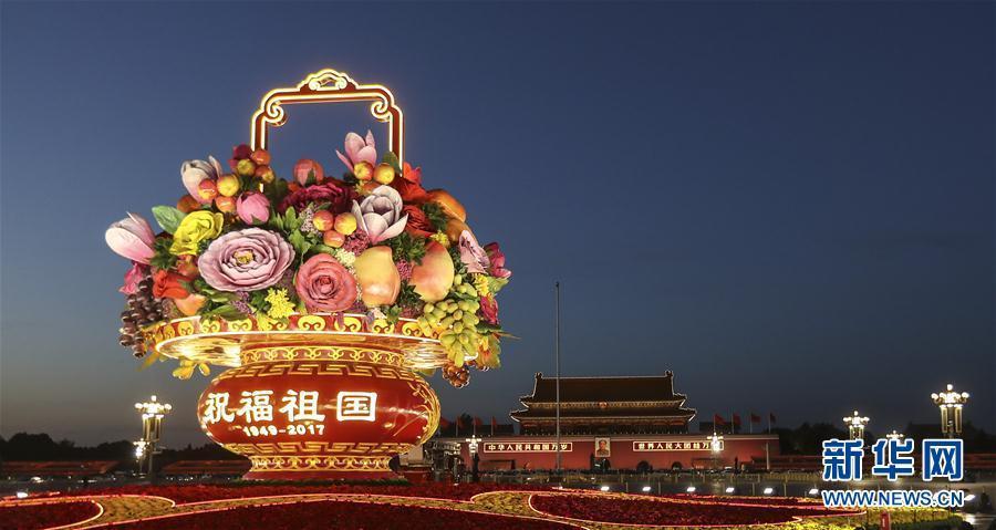 天安門広場で光り輝く巨大な花かご