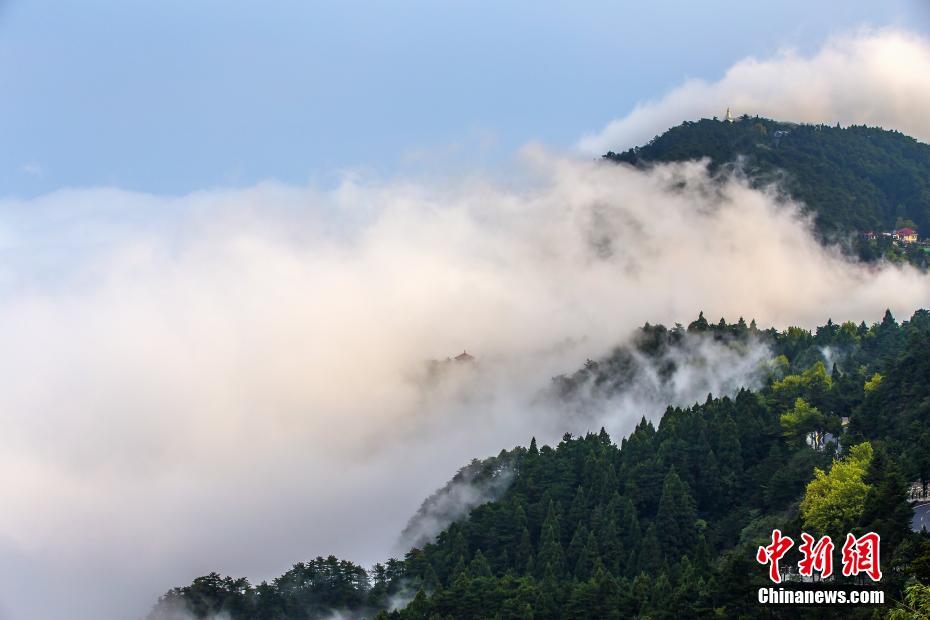 雲(yún)霧に包まれた幻想的な風(fēng)景　世界でも名高い廬山の雲(yún)海