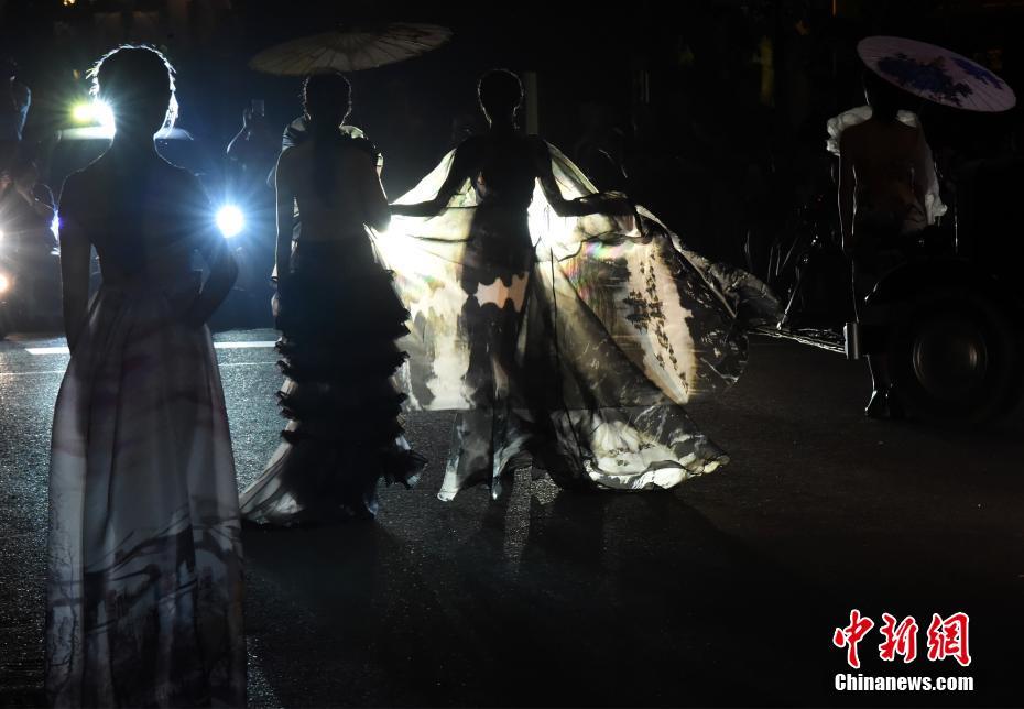 ファッションショーで突然の停電！車のフロントライトでショー続行　重慶