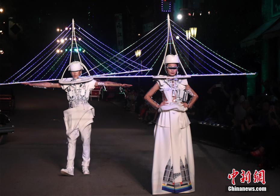 ファッションショーで突然の停電！車のフロントライトでショー続行　重慶