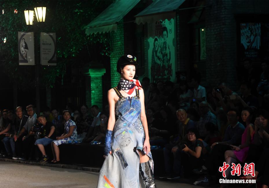 ファッションショーで突然の停電！車のフロントライトでショー続行　重慶