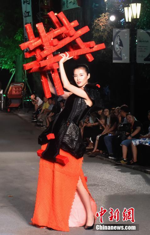 ファッションショーで突然の停電！車(chē)のフロントライトでショー続行　重慶