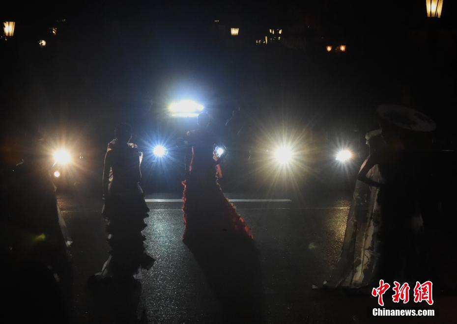 ファッションショーで突然の停電！車(chē)のフロントライトでショー続行　重慶