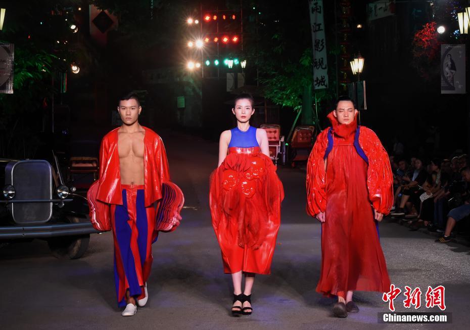ファッションショーで突然の停電！車(chē)のフロントライトでショー続行　重慶