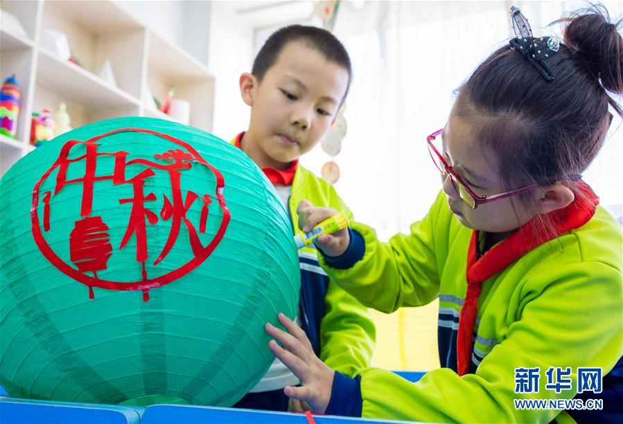 小學(xué)生が中秋節(jié)用のランタン作り　內(nèi)モンゴル自治區(qū)