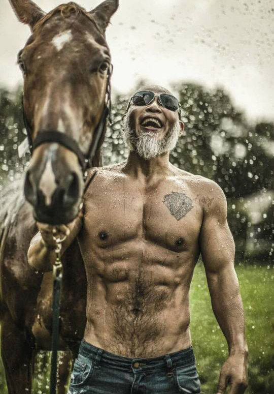 米俳優(yōu)?シュワルツェネッガーと見紛うほどの肉體を維持する62歳男性