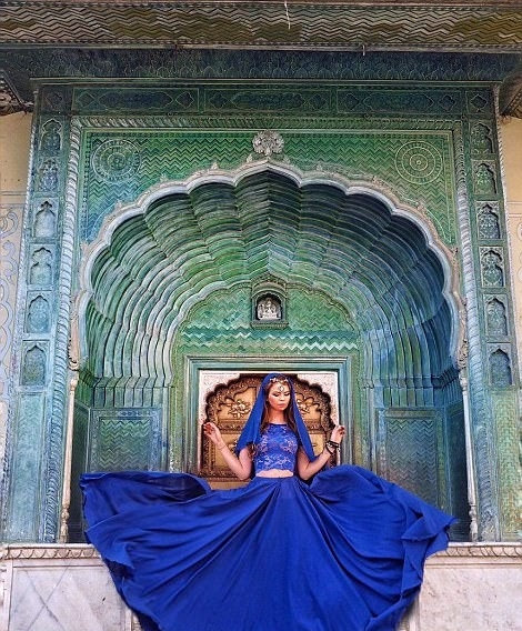 ドレスと世界の観光名所　ロシア美女のコラボ寫(xiě)真が注目集める