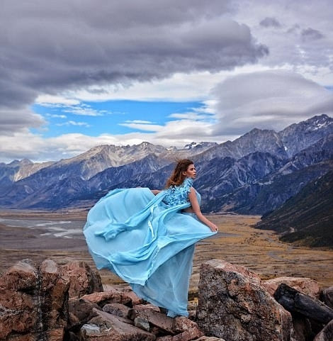 ドレスと世界の観光名所　ロシア美女のコラボ寫真が注目集める