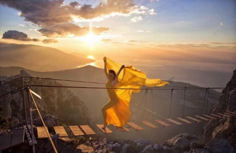 ドレスと世界の観光名所　ロシア美女のコラボ寫(xiě)真が注目集める