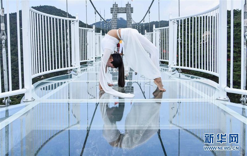 山東省沂蒙山の3Dガラス橋が一般公開スタート