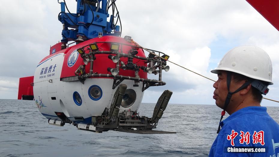 中國(guó)が有人潛水艇「深海勇士」號(hào)の試験に成功