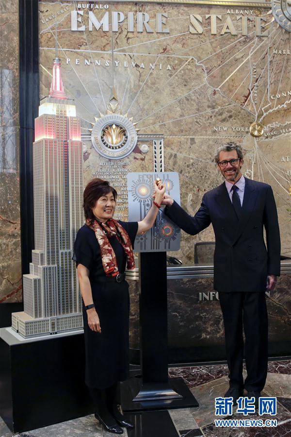 エンパイアステートビルで中秋節(jié)ライトアップ　米ニューヨーク