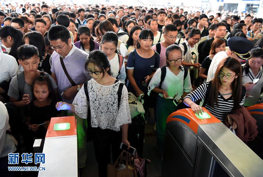 國慶節(jié)大型連休最終日、Uターンラッシュがピークに