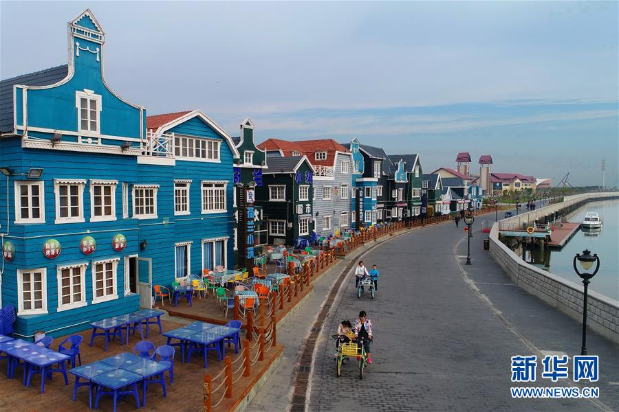 三日月型の島に浮かぶ水上ログハウス　河北省