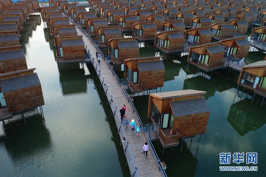 三日月型の島に浮かぶ水上ログハウス　河北省