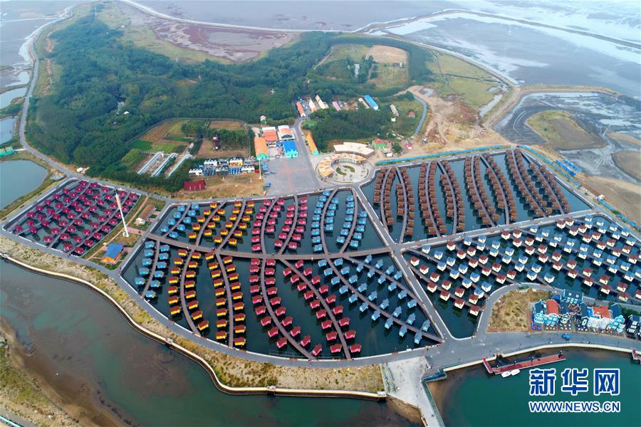 三日月型の島に浮かぶ水上ログハウス　河北省