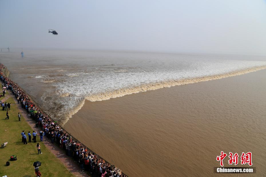 「天下一の大潮」を一目見ようと観光客12萬5千人　浙江省