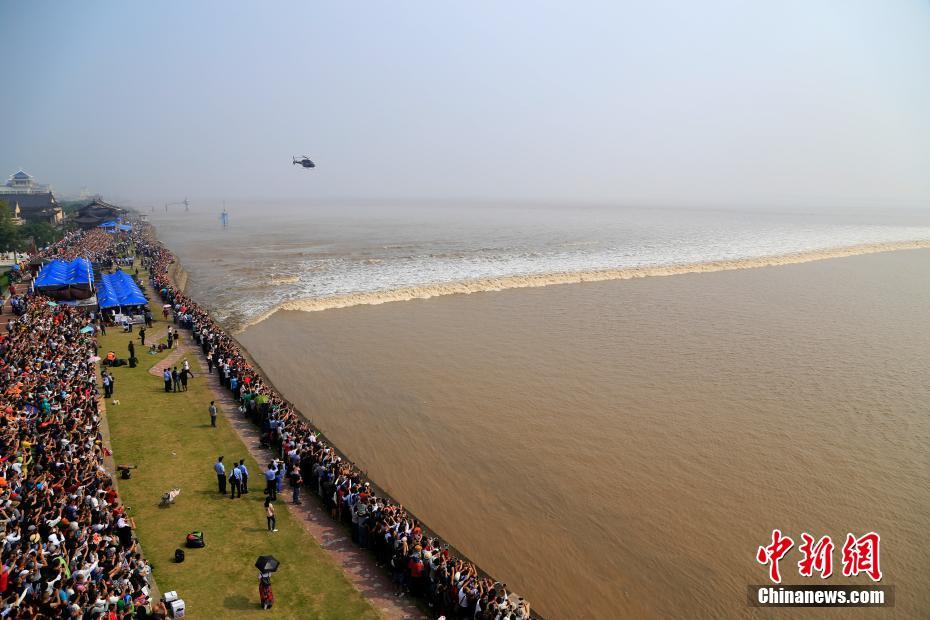 「天下一の大潮」を一目見ようと観光客12萬5千人　浙江省