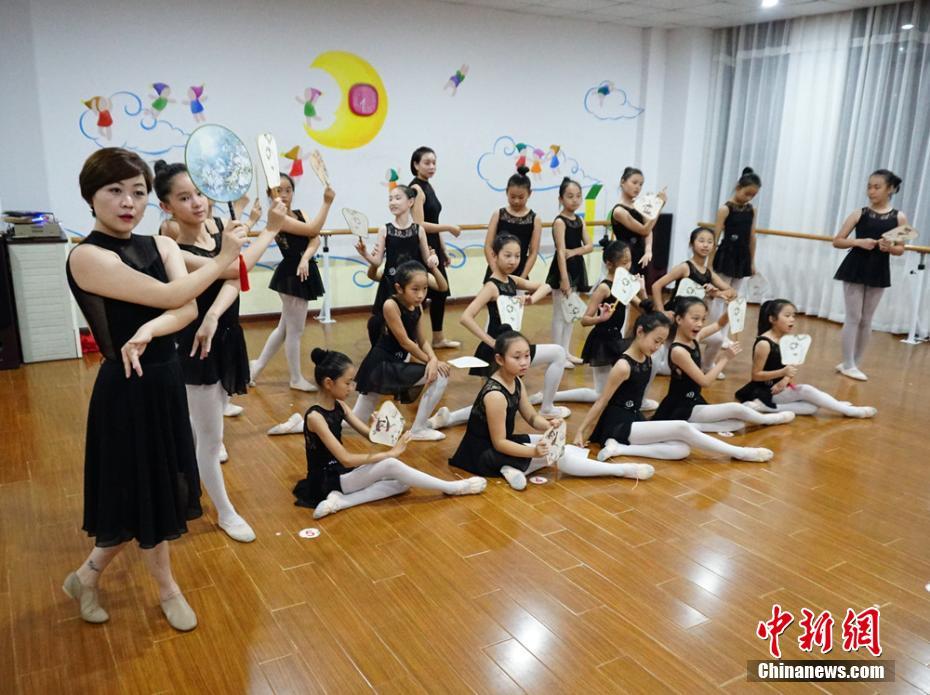 80後の美人インストラクターのダンス指導(dǎo)人生