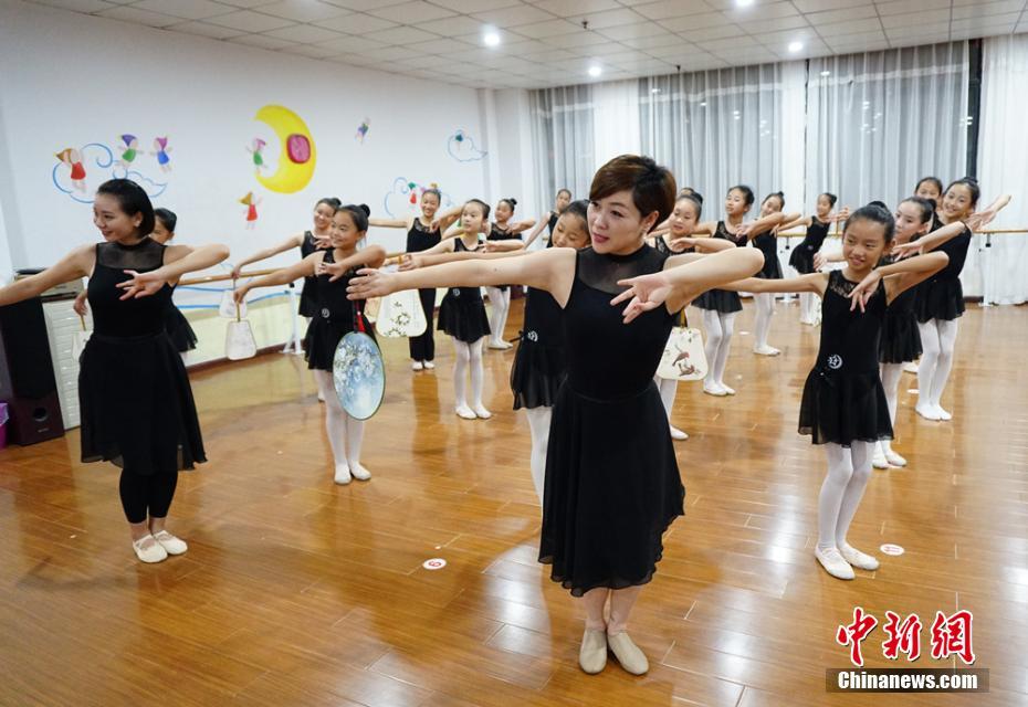 80後の美人インストラクターのダンス指導(dǎo)人生