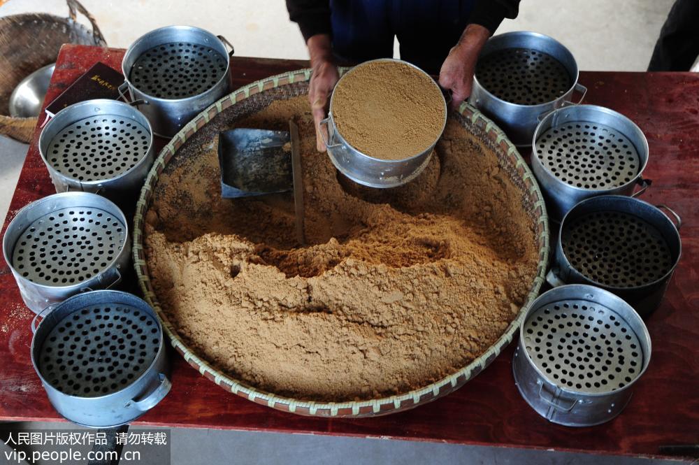 舌の上で味わう中國の村グルメ　地元の老夫婦が作る重陽節(jié)用のお菓子