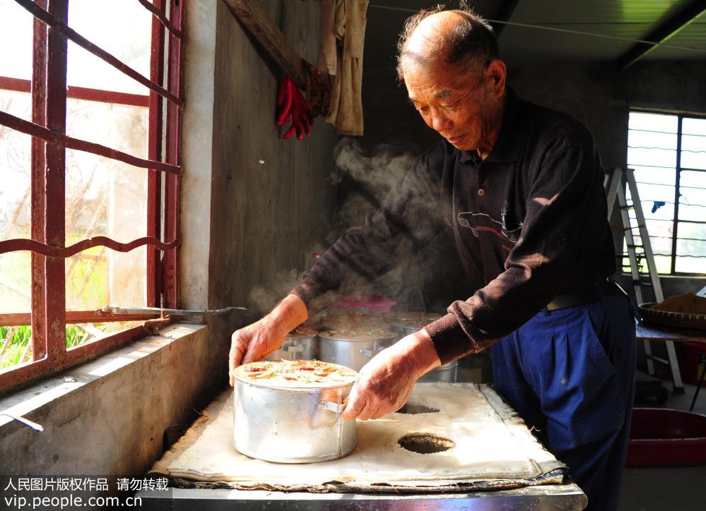 舌の上で味わう中國(guó)の村グルメ　地元の老夫婦が作る重陽(yáng)節(jié)用のお菓子