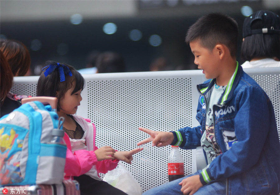 國慶節(jié)連休最終日、帰路につく人々の表情