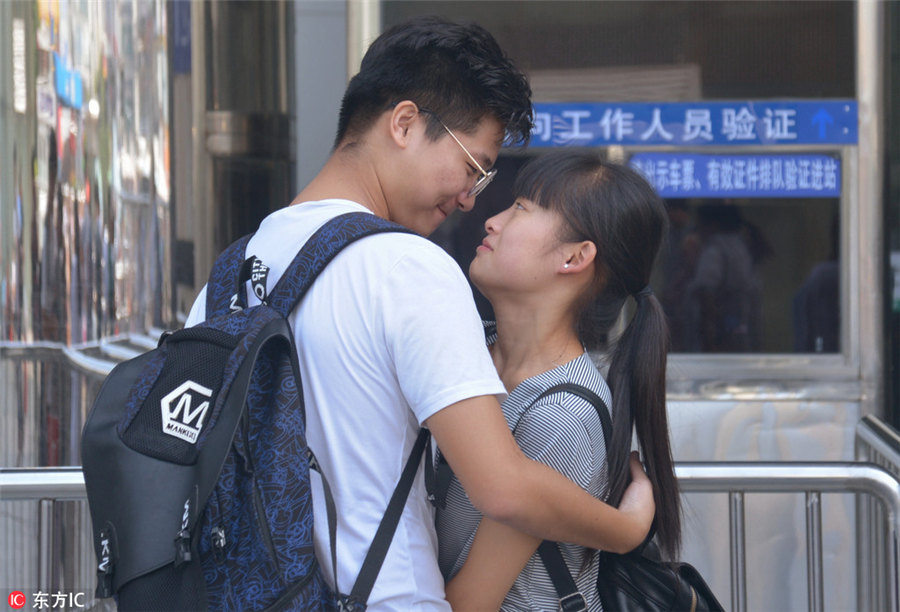 國慶節(jié)連休最終日、帰路につく人々の表情