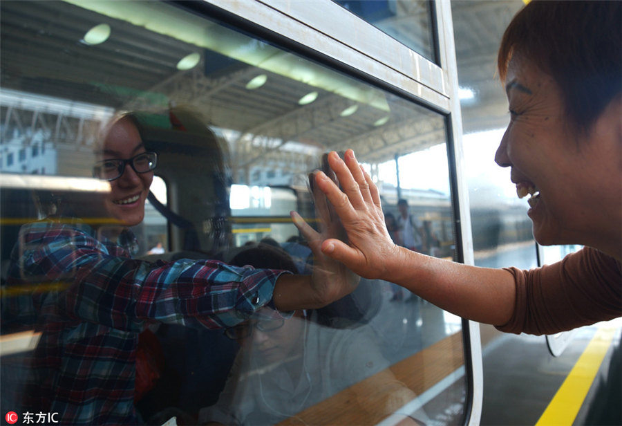 國(guó)慶節(jié)連休最終日、帰路につく人々の表情