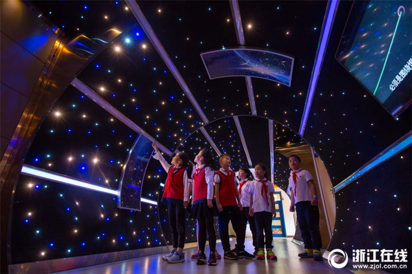 暗い廊下を神秘的で學(xué)べる空間に　杭州の小學(xué)校に「宇宙トンネル」登場(chǎng)