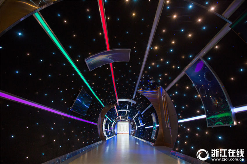 暗い廊下を神秘的で學(xué)べる空間に　杭州の小學(xué)校に「宇宙トンネル」登場(chǎng)