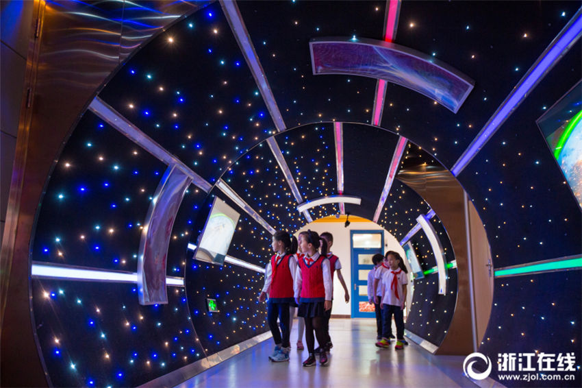 暗い廊下を神秘的で學(xué)べる空間に　杭州の小學(xué)校に「宇宙トンネル」登場(chǎng)
