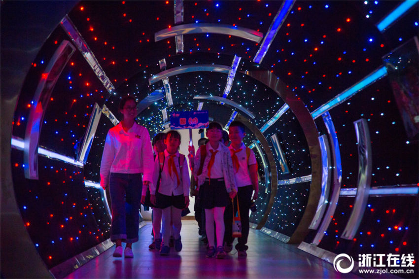 暗い廊下を神秘的で學べる空間に　杭州の小學校に「宇宙トンネル」登場