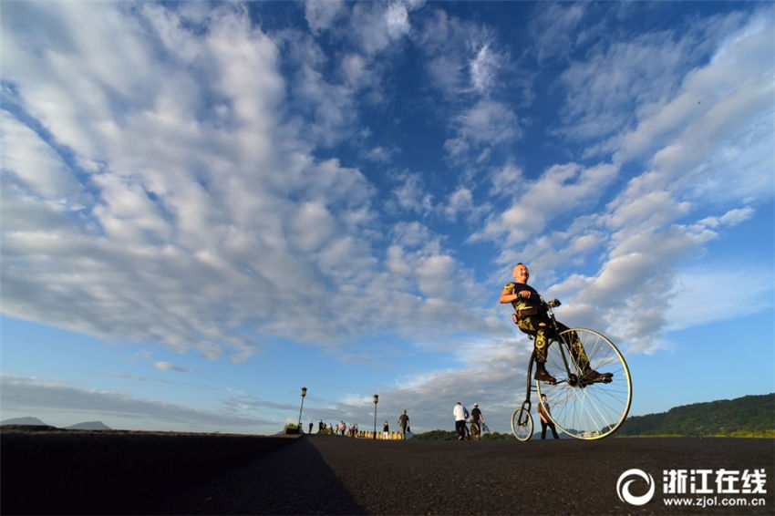 西湖の晴れ渡る空に美しいひつじ雲(yún)　浙江省