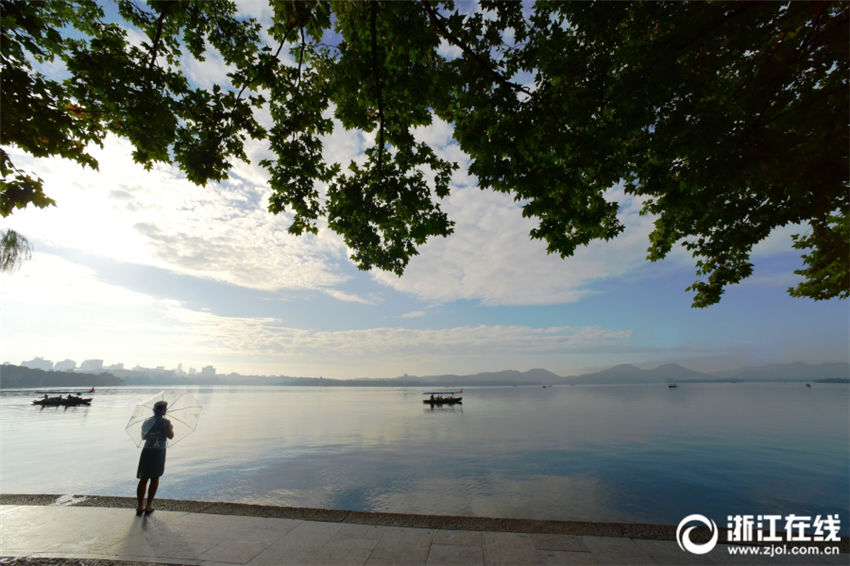西湖の晴れ渡る空に美しいひつじ雲(yún)　浙江省