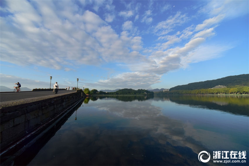 西湖の晴れ渡る空に美しいひつじ雲(yún)　浙江省