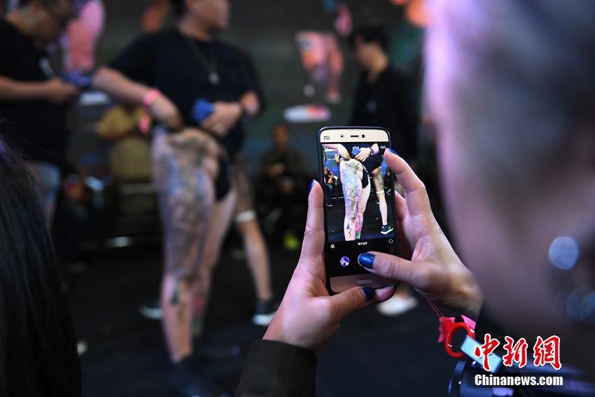 吉林長(zhǎng)春第一回タトゥー展　「肌の上のアート」を披露