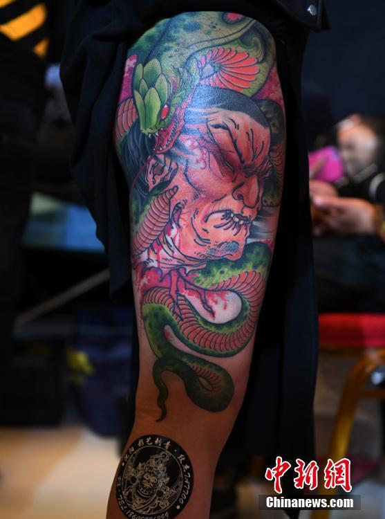 吉林長春第一回タトゥー展　「肌の上のアート」を披露