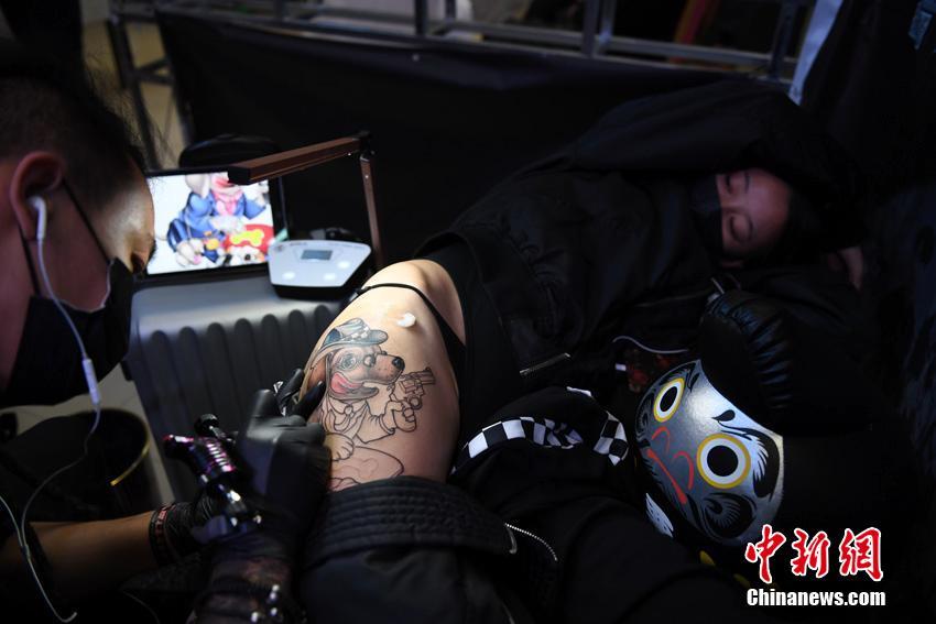 吉林長(zhǎng)春第一回タトゥー展　「肌の上のアート」を披露