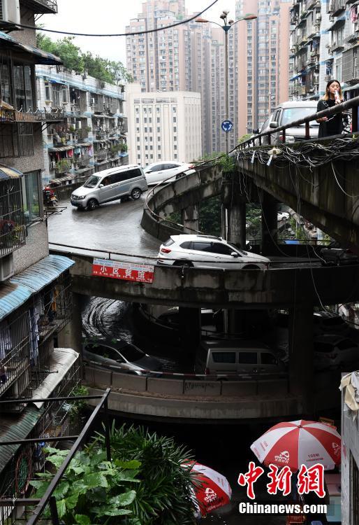 スリルあるドライブ體験はここで！　重慶の螺旋駐車場(chǎng)